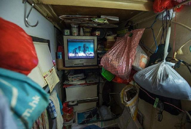 我们到的地方是香港九龙区,这里不比香港本岛繁华,算是香港的贫民区