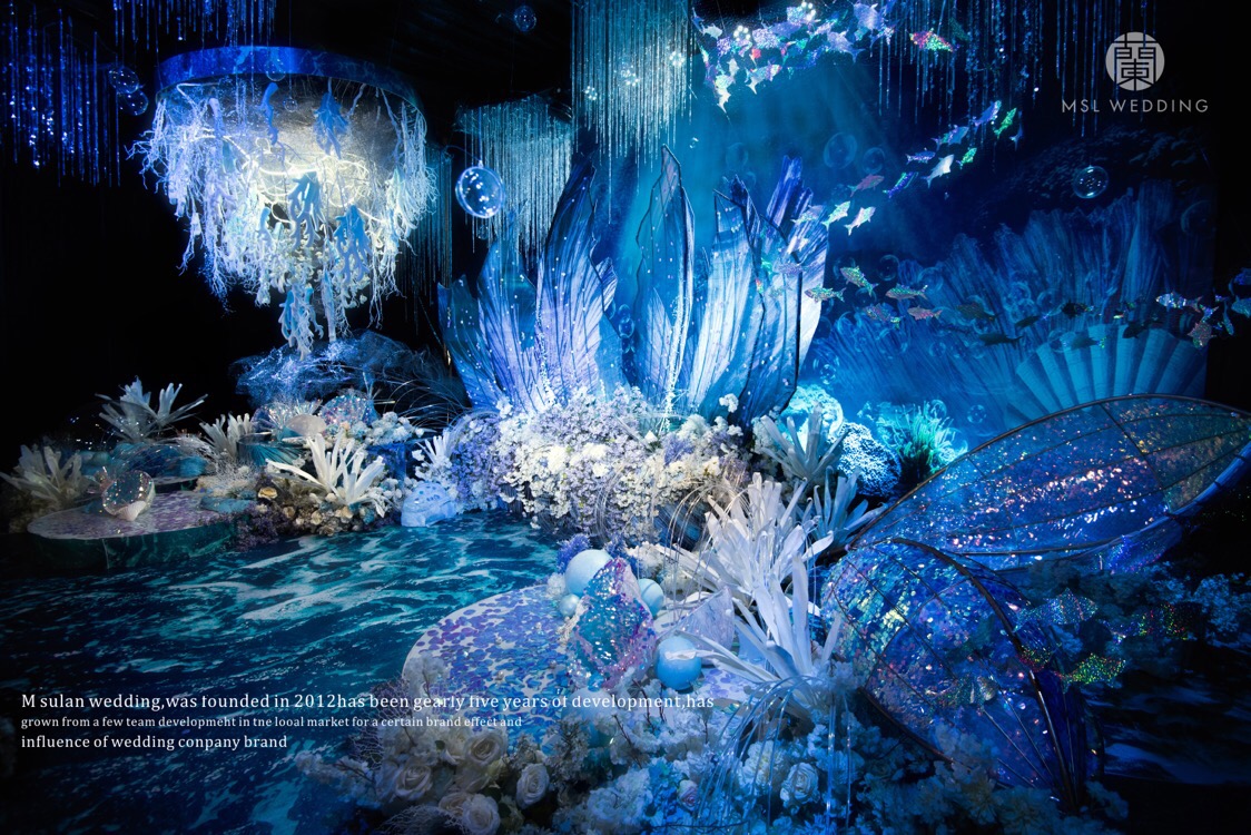 在海底,人鱼将泡沫点成绚丽的珍珠