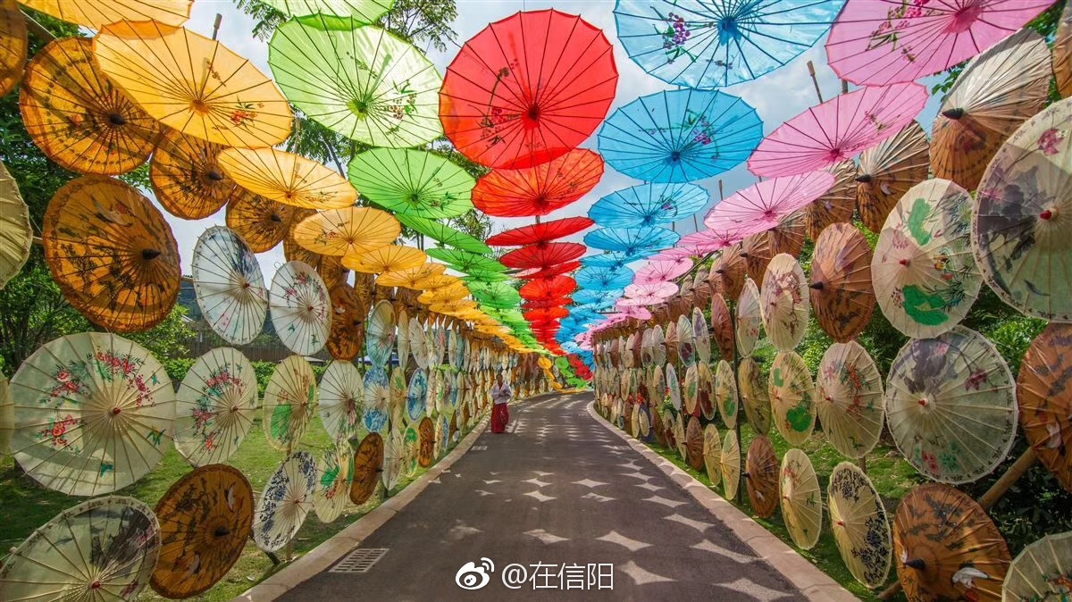 信阳人假期又有好去处!金牛文化公园首届七彩油伞风铃节来啦[话筒]