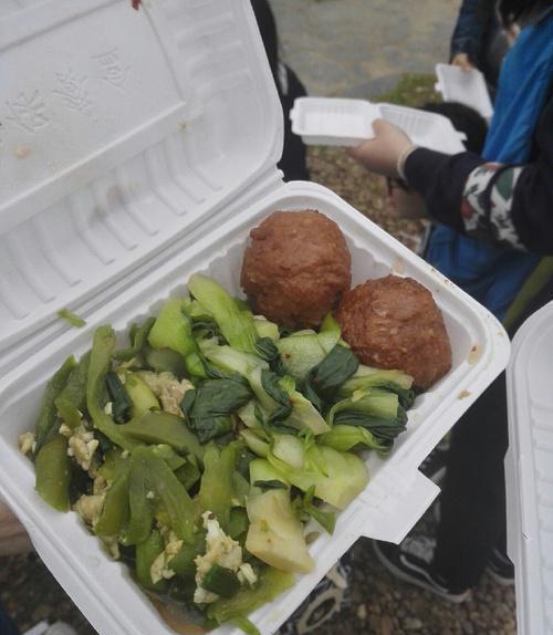 在横店吃盒饭的群演: 两周明星一个没见着, 全是替身在做