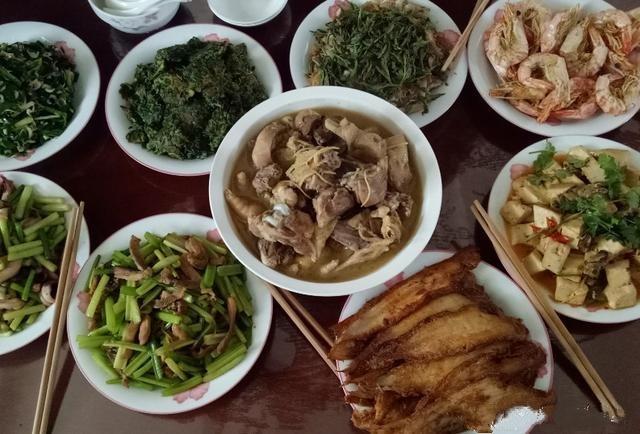 婆婆带亲戚来家玩,我做了一桌子家常菜招待,婆婆却有点不高兴!