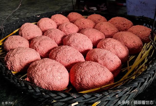 当猪血遇到豆腐就变成了一道美食当地人称血粑豆腐或猪血粑