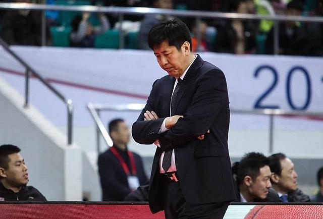 拥有cba超强外援组合,却将一手好牌打的稀碎,这位主帅帅位悬了