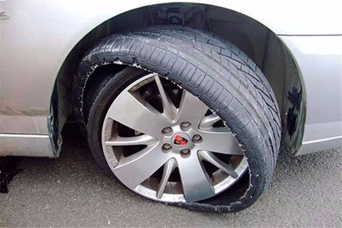 高速上速度100以上,这时出现爆胎,怎么处理好?"生还率"呢