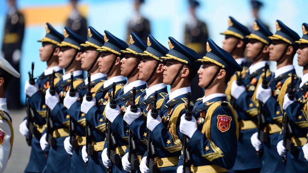 三军仪仗队整齐划一走过训练场英姿飒爽的气质让人热血沸腾