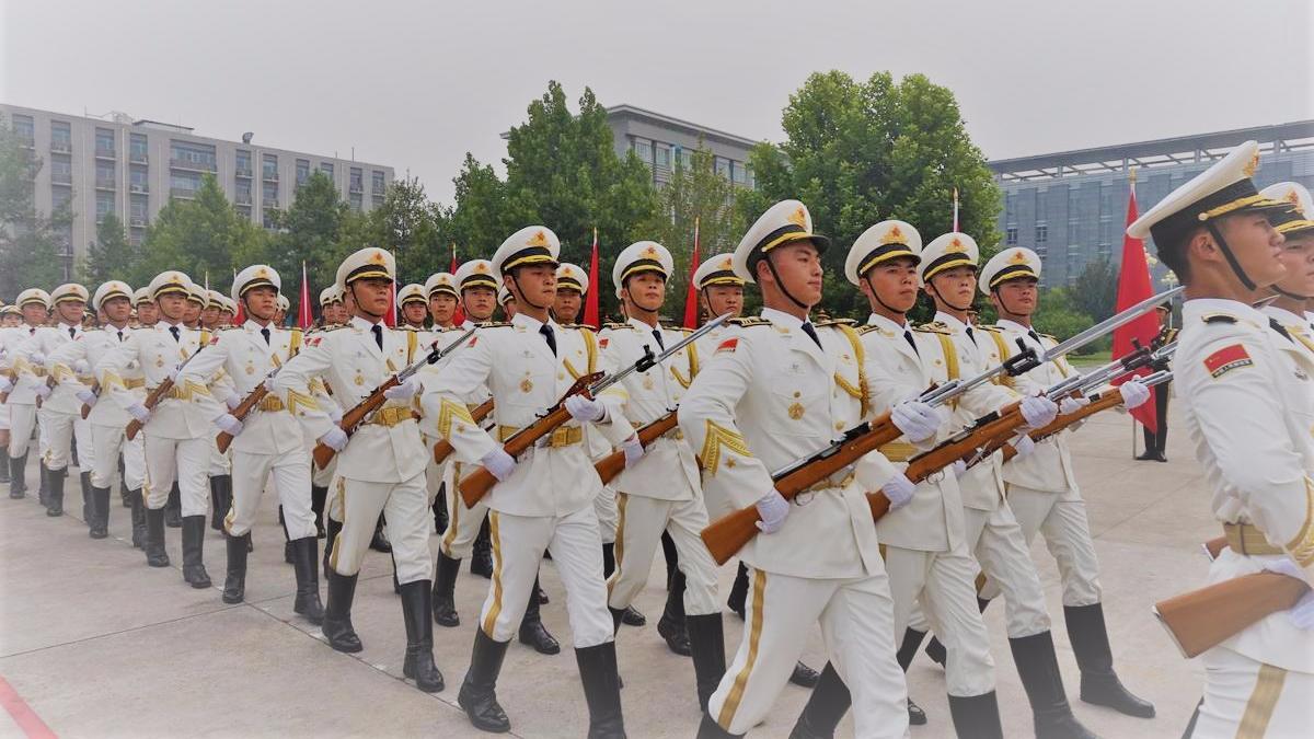 中国海军仪仗队日常训练,威武的气势与高标准的军姿让人热血沸腾