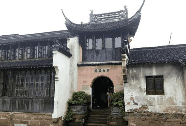 立志书院大门对着小河,以前这家书院的学子每天都要坐着小船才能来