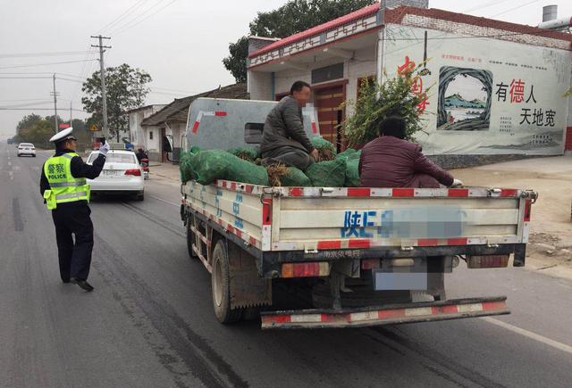 临渭交警:货车载货又载人 安全意识忘脑后