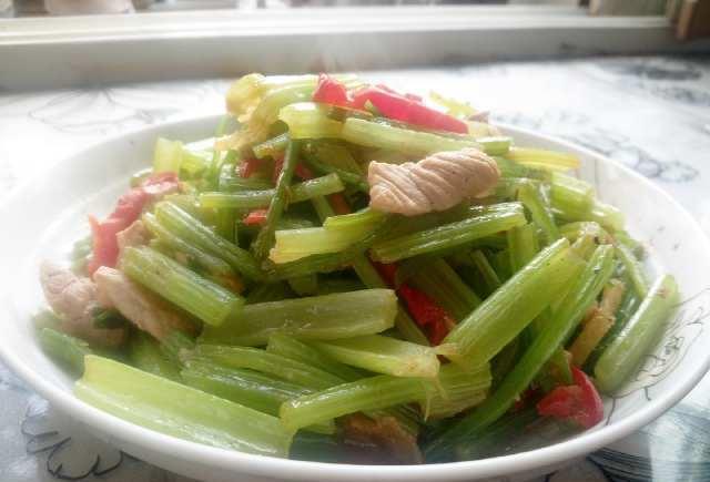 食材:芹菜 ,肉丝 ,红椒步骤一:芹菜去根,摘掉老的叶子(嫩叶子可以吃的