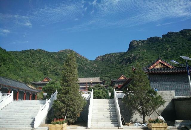 风景秀丽的青龙寺俯视青龙山镇
