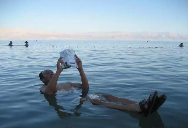 因为含盐极高,死海水中几乎没有什么生物,故得其名.