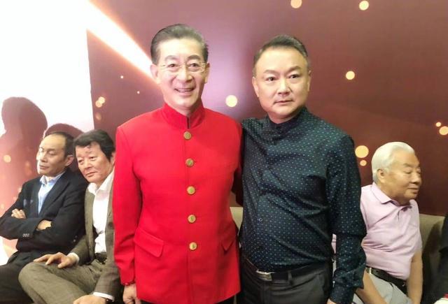 六小龄童欧阳奋强合影,猴哥和宝玉哥哥是多少80后的美好回忆?