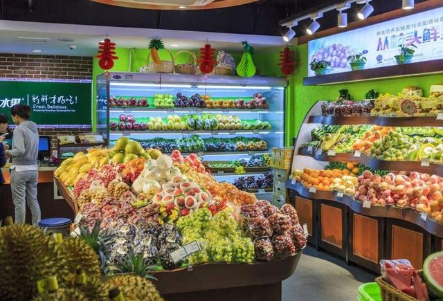 泰国小伙来中国,在水果店买了4个榴莲,结账时愣住了:算错了?