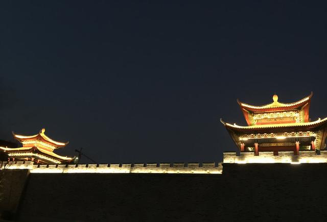 闽越水镇城门楼试亮灯现代城楼演绎栩栩如生的古典