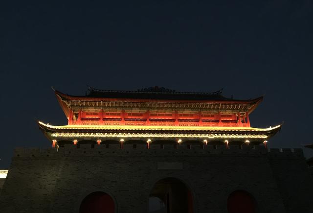 闽越水镇城门楼试亮灯现代城楼演绎栩栩如生的古典