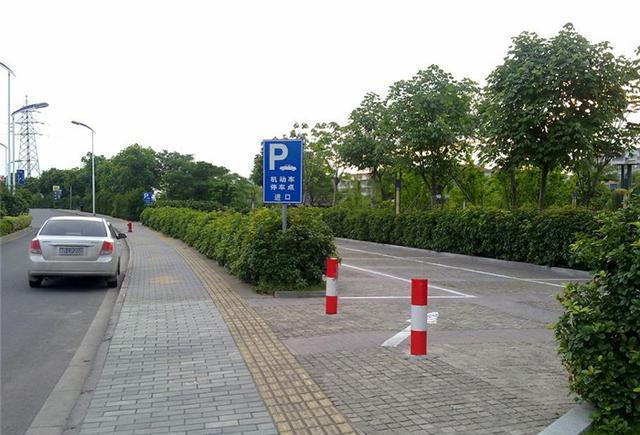 过限宽柱只用了一个轮胎?不一定是老司机,这么优雅可能是女新手