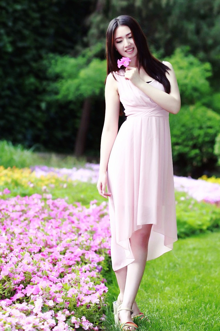 郊外里一个笑容怡人的长裙高挑姑娘|人像摄影|裙装|女孩_新浪新闻