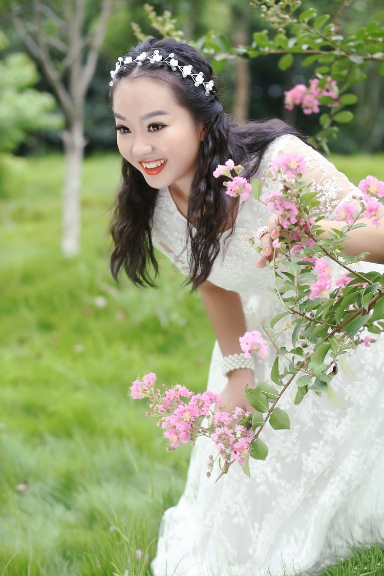 清新阳光下一个笑容满面的可爱姑娘!