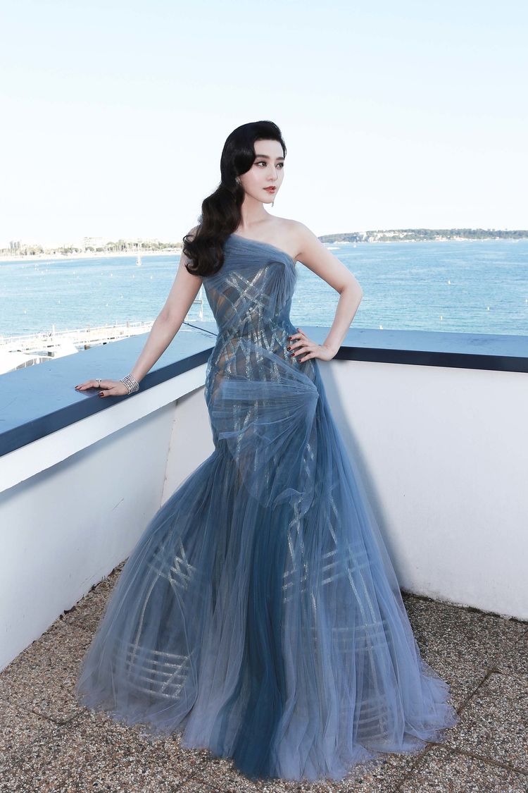 37岁范冰冰真敢穿,薄纱裙秀婀娜身姿,网友:李晨真有福气