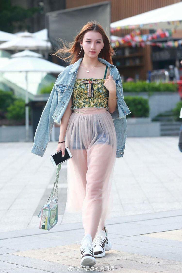 ​美女蓝色的衣服好清爽,后背超级美好大蝴蝶结,女人味十足!|大蝴蝶