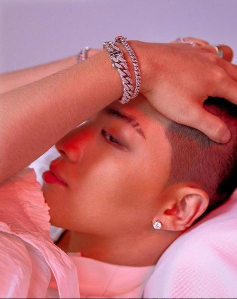 bigbang成员太阳寸头硬汉写真曝光 将于今日现役入伍