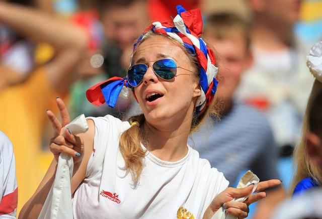 世界杯揭幕战沙特惨败,球迷伤心捂脸,却无意透