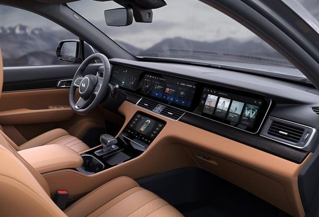 燃油性suv一样,保留着全液晶仪表盘,中间则是为驾驶者服务的中控屏,最