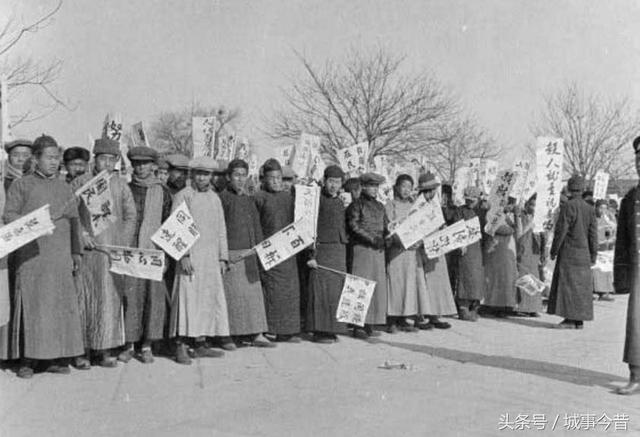 1919年反日游行场景,街上全是男人,标语显眼的写着"同胞速醒"