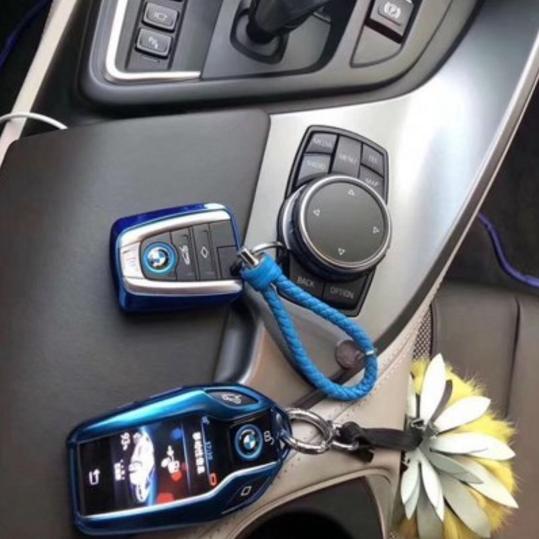 上海小伙花173万元买辆宝马i8,女友坦言这两把钥匙对比真鲜明