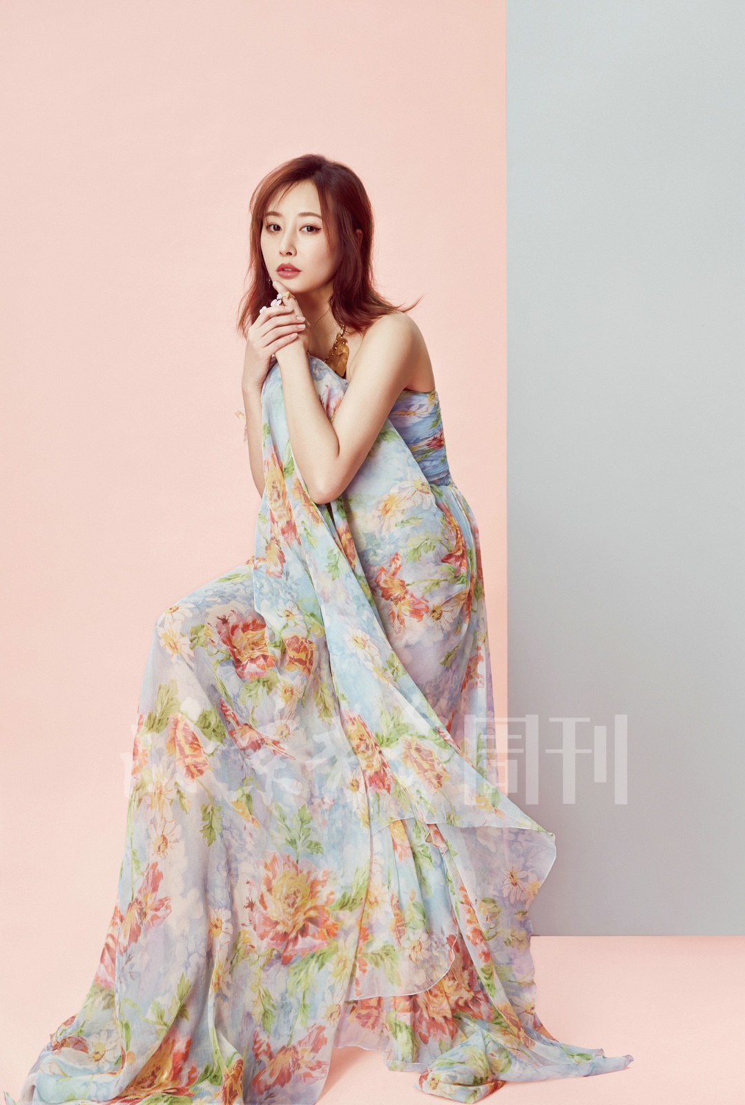 李纯首登《北京青年周刊》封面 演绎春日缤纷色彩