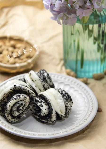 周末在家蒸了一锅咸香黑芝麻卷,一家人一顿吃完了,说还没吃够