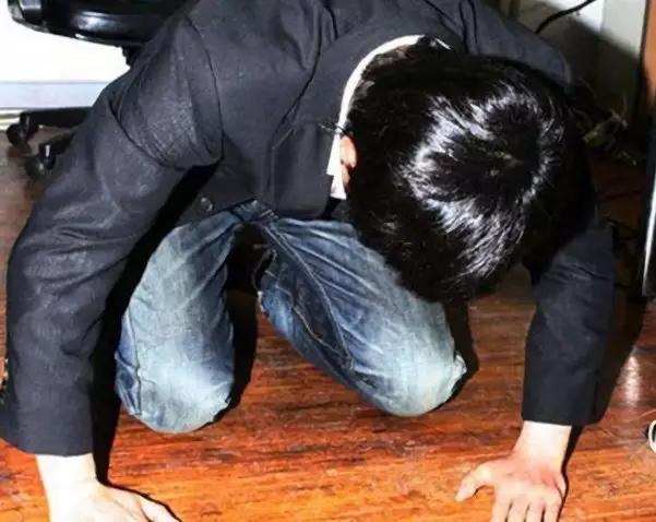 儿子上大学没钱,哥哥跪求弟弟借钱被拒,十年后弟弟哭了