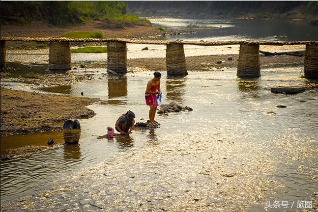 实拍:老挝女人河边沐浴美景