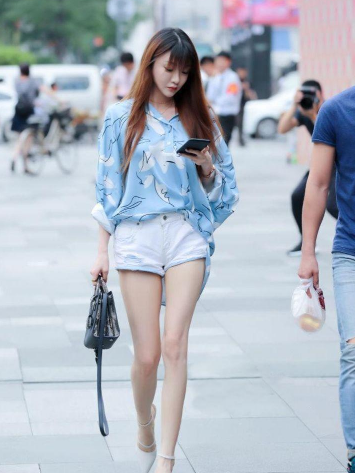 拥有大长腿的小姐姐,回头率非常高,让你在大街上凸显曼妙身材!