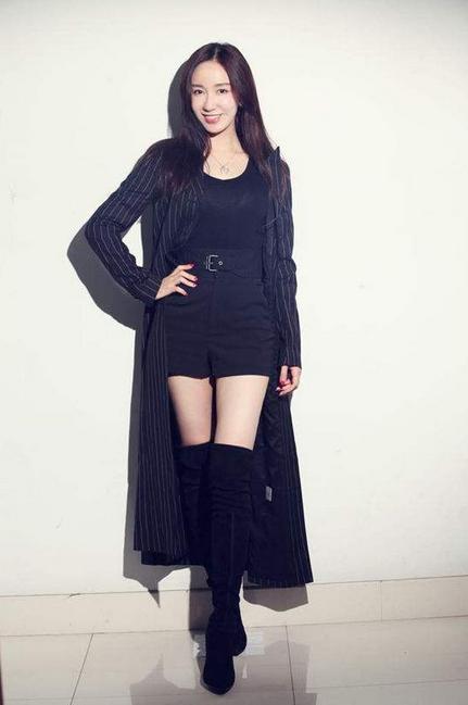 娄艺潇真大胆!96斤的体重挑战抹胸裙,网友:头次发现她这么有料