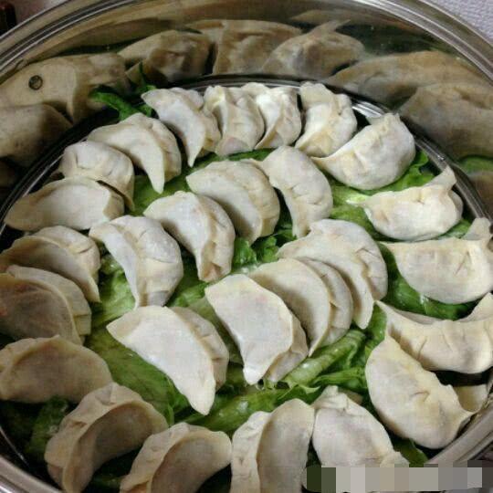 蒸水饺该用热水还是冷水,很多人都不知道,难怪蒸出来水洼水洼的|饺子