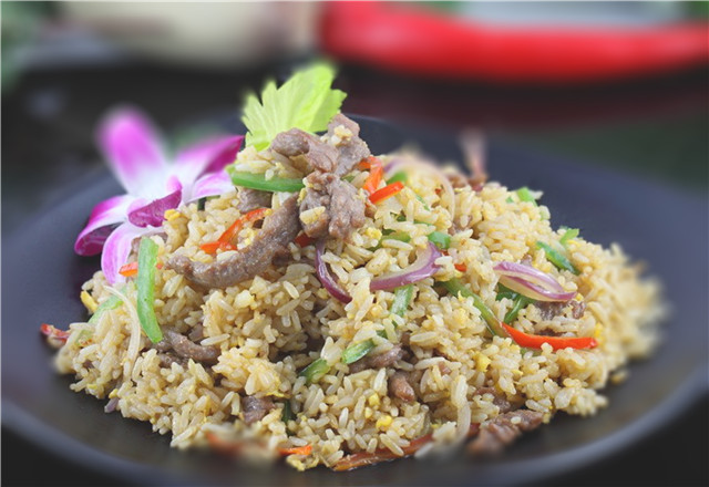 自制青椒牛肉炒饭,要先搞清楚先炒菜还是先炒米,这样才会更好吃