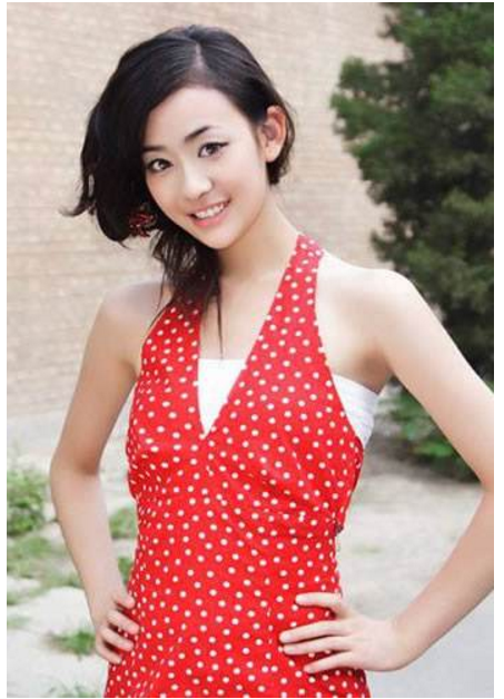 康馥麟是06班的班花,大二开始演戏拍广告,2010年在《新版红楼梦》中