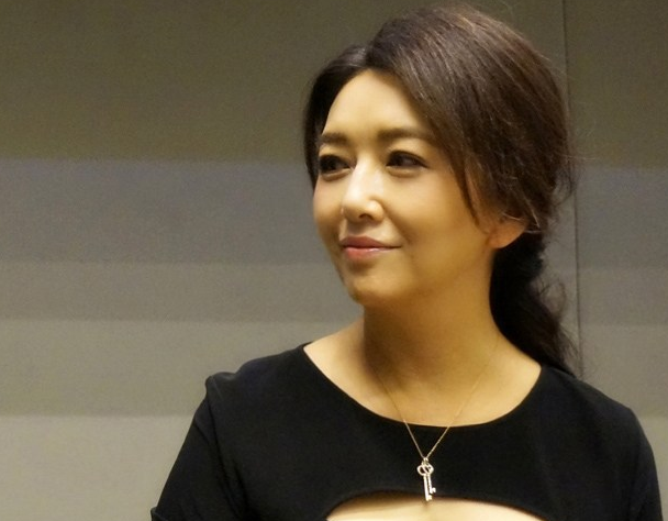 凭借一剧走红,曾是靳东的前女友,如今51岁恋上马伊琍前男友