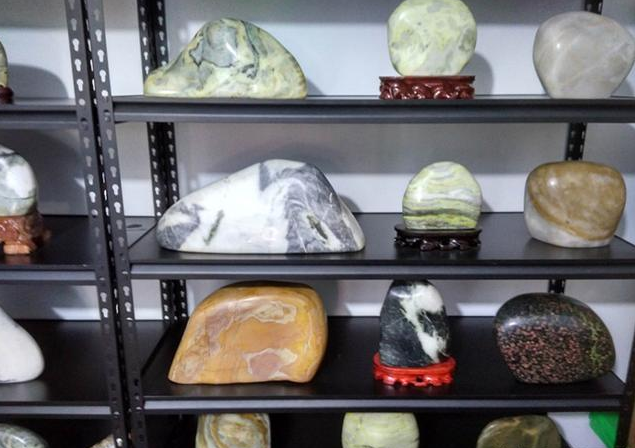 农村大叔10年打磨两千多块石头:把石头卖了,下半辈子衣食无忧