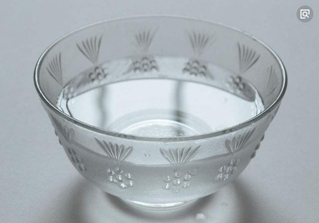 准备一碗水就可以啦~将水放进冷冻室,等到水结冰后,再取出来.