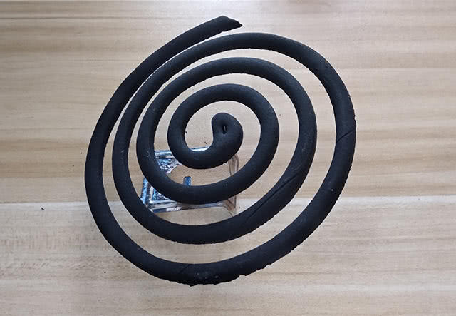 蚊香支架上隐藏一个小机关,原来是这么用的,解决千家万户大难题