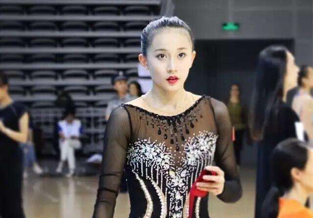 体操女神因挺胸照爆红, 19岁选择低调退役, 网友: 别进娱乐圈