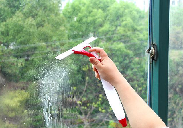 别傻傻的找清洁阿姨擦玻璃了!教你几个小妙招,让玻璃亮洁如新