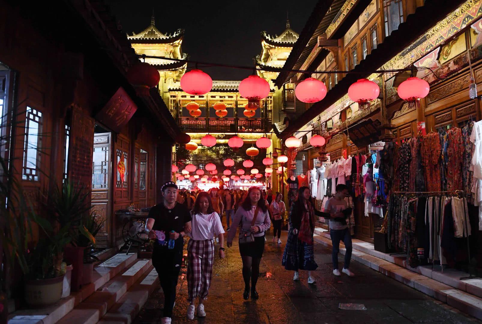 云南楚雄:"彝人古镇"开启一年一度火把节狂欢!