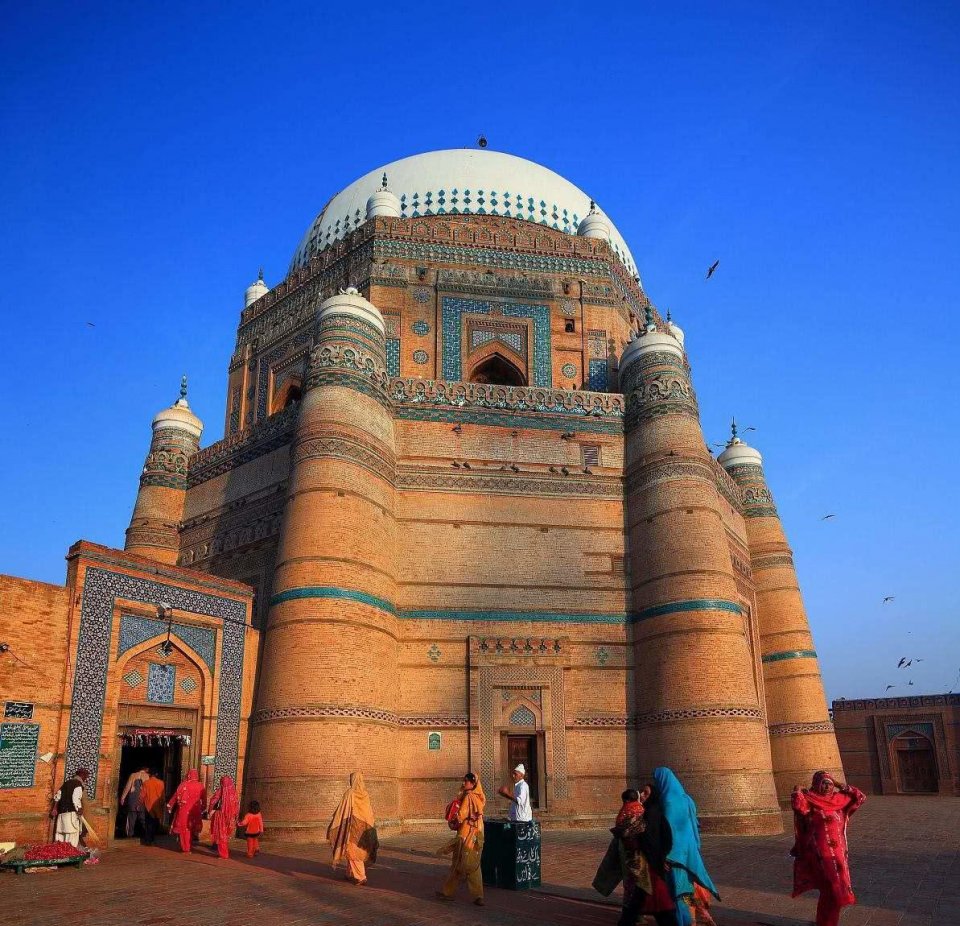 两个国家的关系可以说是比山还要高,比海还要深,只要你去巴基斯坦旅游