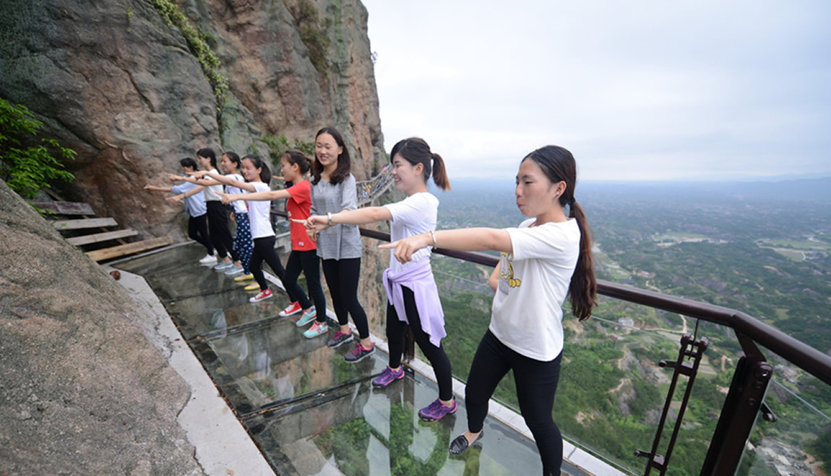 玻璃栈道真是吓人:胆小的直接迈不动腿,5d碎裂能让你尿裤子!