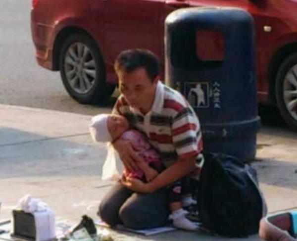 孩子不哭也不闹, 路人发现不对偷偷报警|摩托车|人贩子|婴儿_新浪