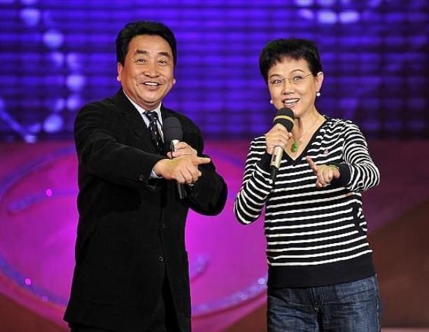 68岁姜昆近照, 与老婆结婚41年恩爱惹人羡, 女儿长得一言难尽