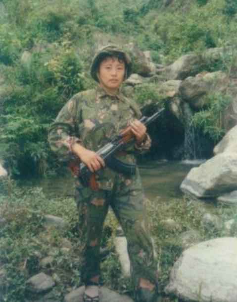 对越反击战,女兵的风采,最后那张,头戴钢盔手持长枪